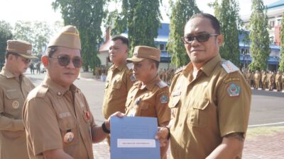 Walikota Hengky Serahkan SK Kepala Lingkungan